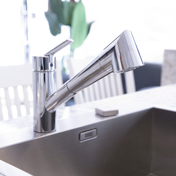 Franke Azimut single lever kitchen faucet featuring a pull-out spout, vegetable spray option, and durable ceramic disc cartridge.